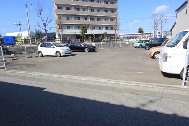 【松山市余戸南のマンションの駐車場】