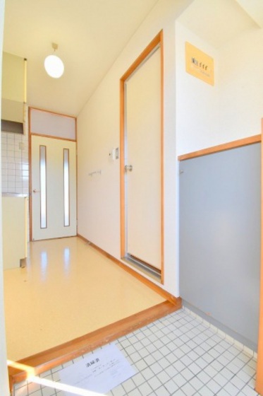 玄関　※別号室の写真です