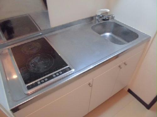 キッチン　お手入れしやすい電気コンロ付き。