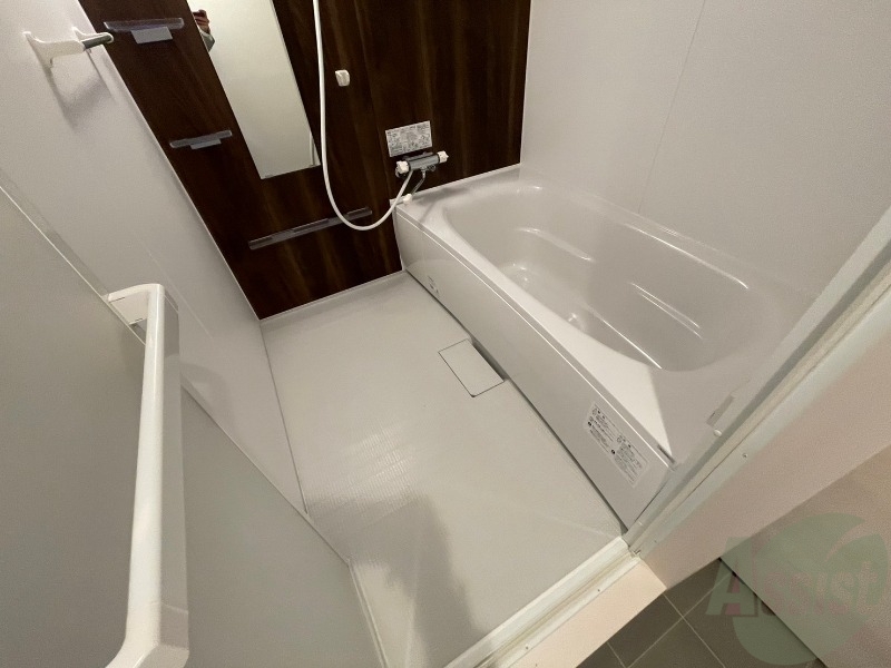 バス・シャワールーム　バスルームはこちらです。広々としてゆったり休めます。