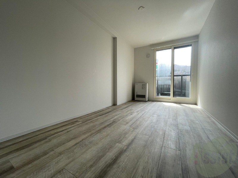 その他部屋・スペース　洋室を撮影。引き戸を開けると解放感があります。