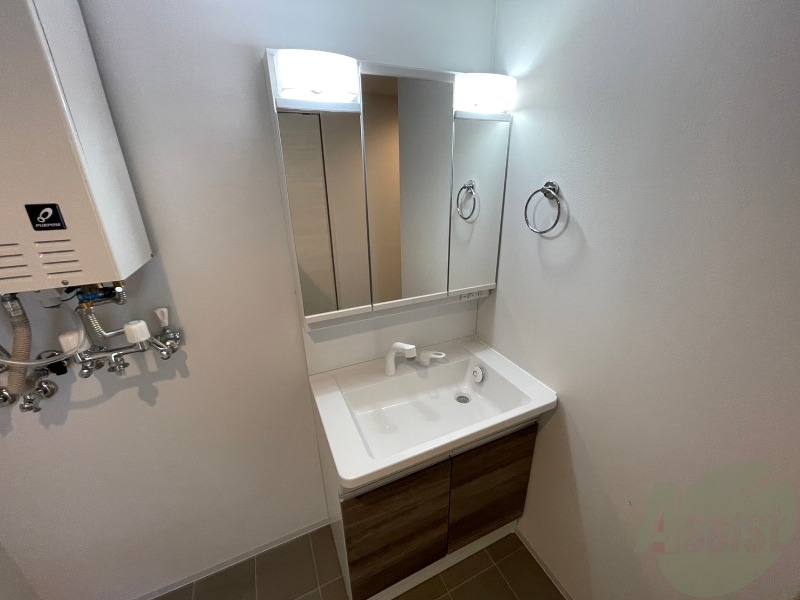 洗面設備　洗面台。朝の身支度はここでばっちり決めましょう。