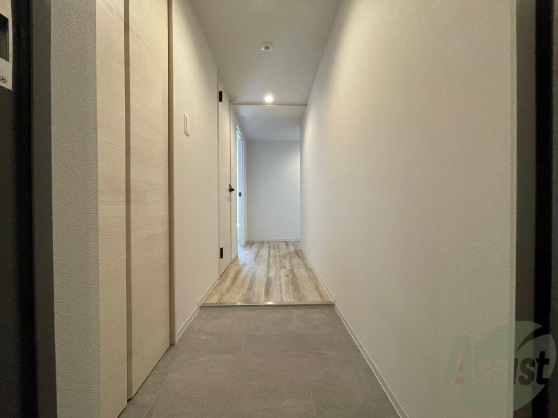 玄関　玄関の様子です。広い洋室にすぐ繋がっています。