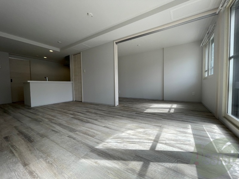 居室・リビング　白さが清潔感を出してくれます。お部屋も明るいですね。