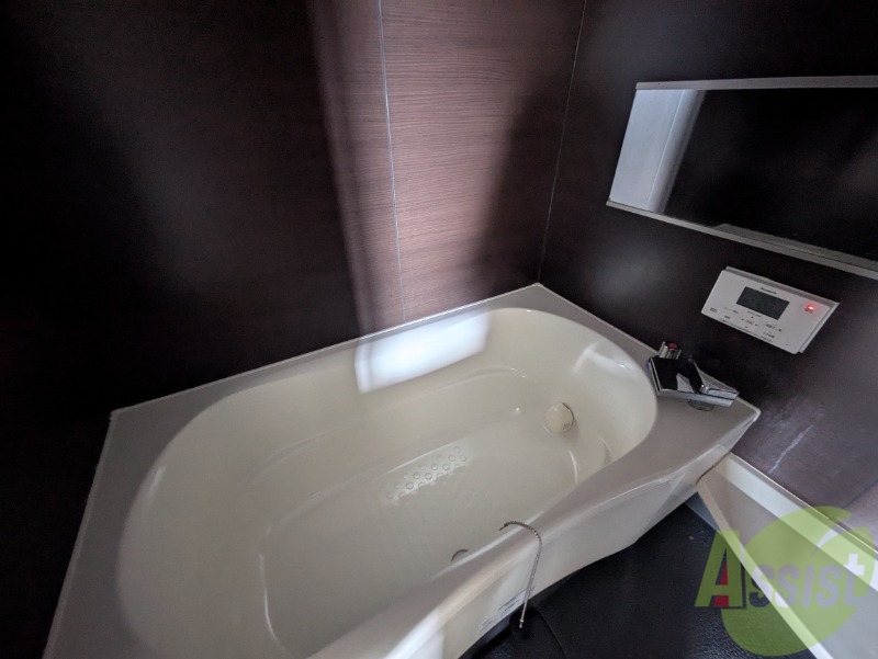 バス・シャワールーム　浴槽は広いのでゆったりと体をのばすことができます。