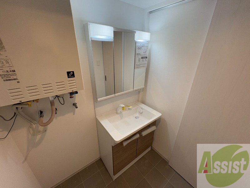 洗面設備　収納も豊富で使い勝手の良い洗面化粧台です。