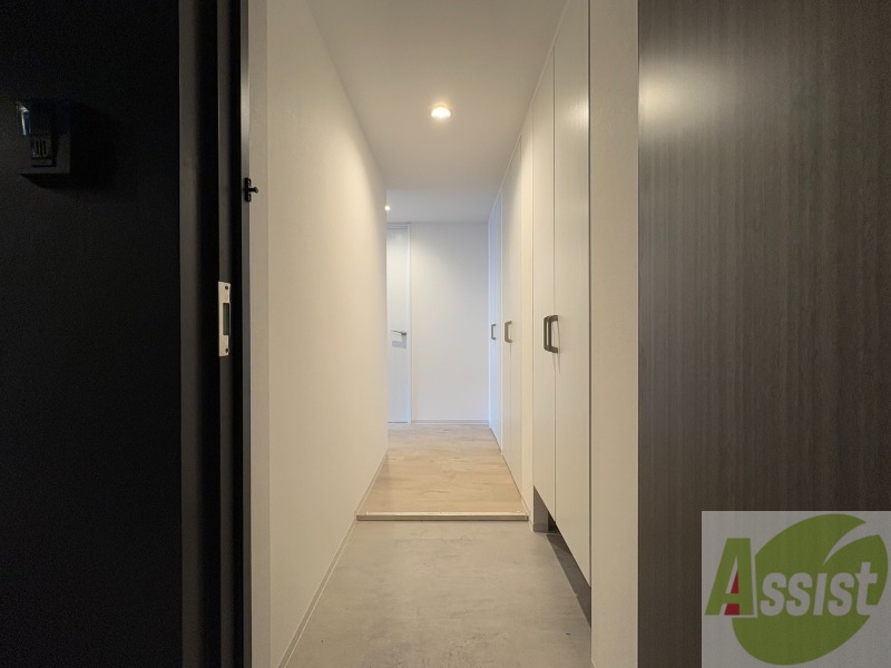 玄関　玄関です。ご覧の通り広々としていますね。