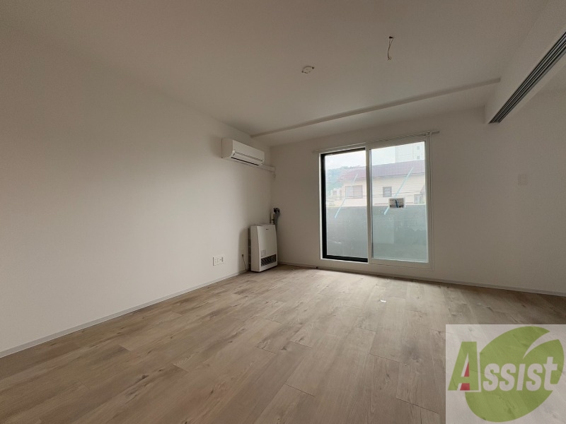 居室・リビング　リビングです。窓が大きくて明るいですね！