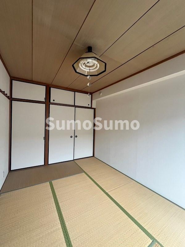 その他部屋・スペース　落ち着いた色調の寝室です