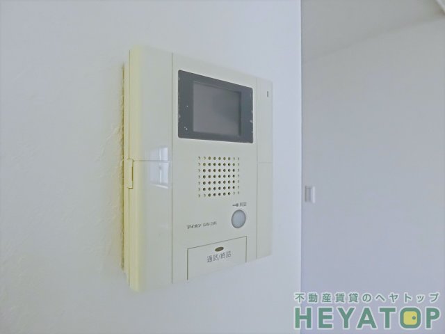セキュリティ　モニター付きドアホンで安心確認（同仕様写真）