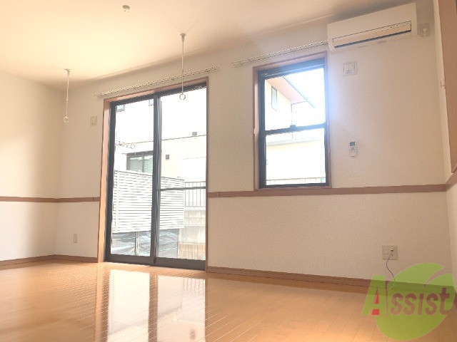 居室・リビング　リビングは１３．２帖、陽当たりのいいお部屋です