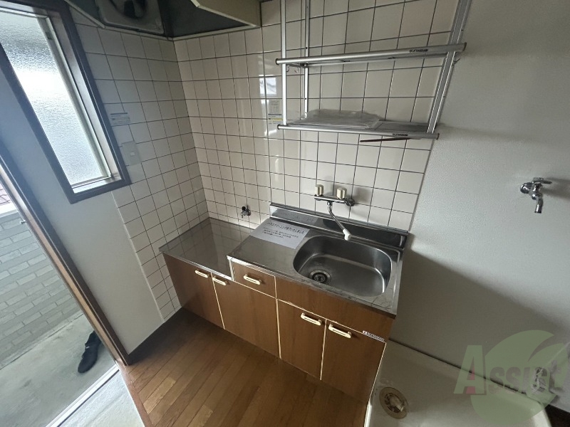 キッチン　まな板を置くスペースがあるため自炊もしやすいキッチンです。