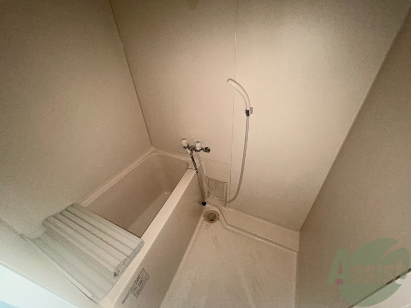 バス・シャワールーム　浴槽があるためゆっくり湯舟に浸かることが出来ます。