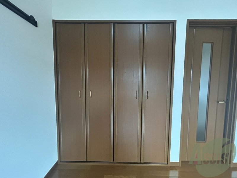 収納　丈の長いコートなども掛けることができるクローゼットです。