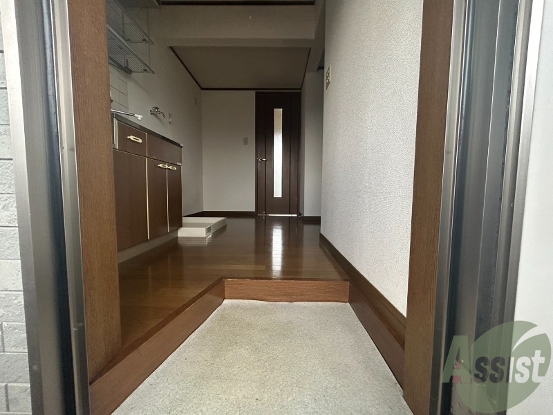 玄関　段差の低い玄関で躓きにくくなっております。
