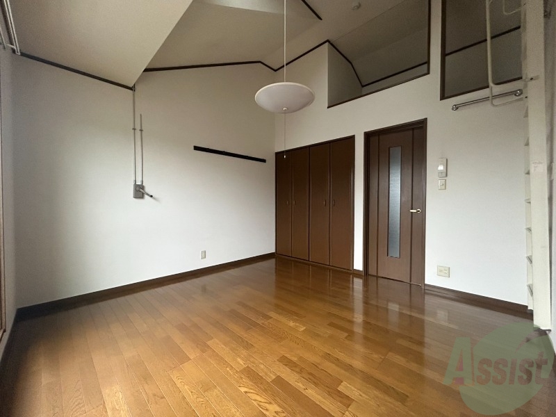 居室・リビング　ロフトがあり天井が高く開放感のあるお部屋です。