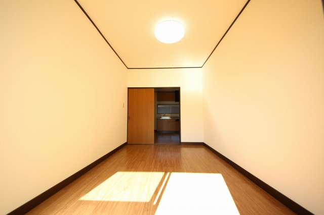 その他部屋・スペース　落ち着いた色調の寝室です