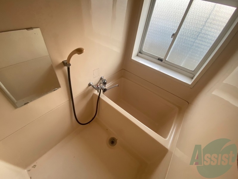 バス・シャワールーム　お風呂はこちら。小窓が付いて明るいですね！