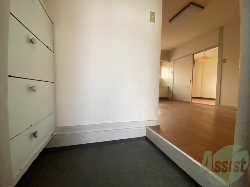 玄関　玄関から撮影しました。敷居が高くなくて安心ですね。