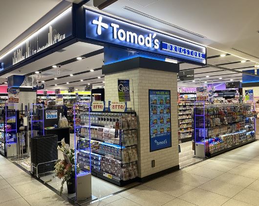 ドラックストア　トモズ 恵比寿ガーデンプレイス センタープラザ店（ドラッグストア）まで444m