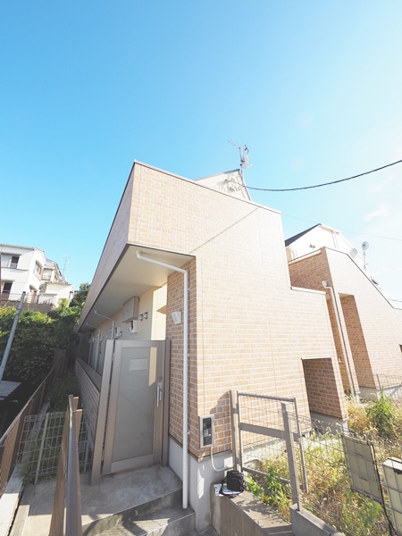 エントランス　最寄駅徒歩１４分