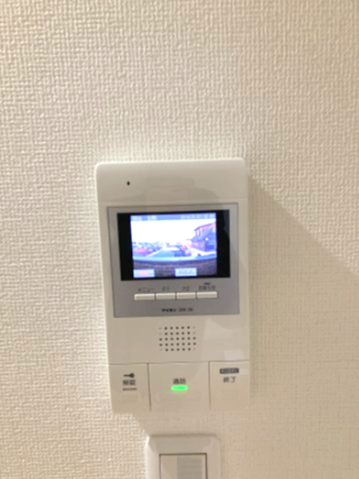 セキュリティ　モニター付インターホンで訪問者の確認ができる