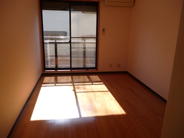 居室・リビング　南向きで日当たりの良いリビング