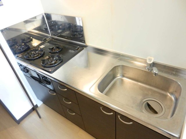 キッチン　3口コンロ、収納キャビネットもたっぷり！