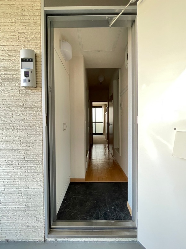 玄関　※別部屋参考写真