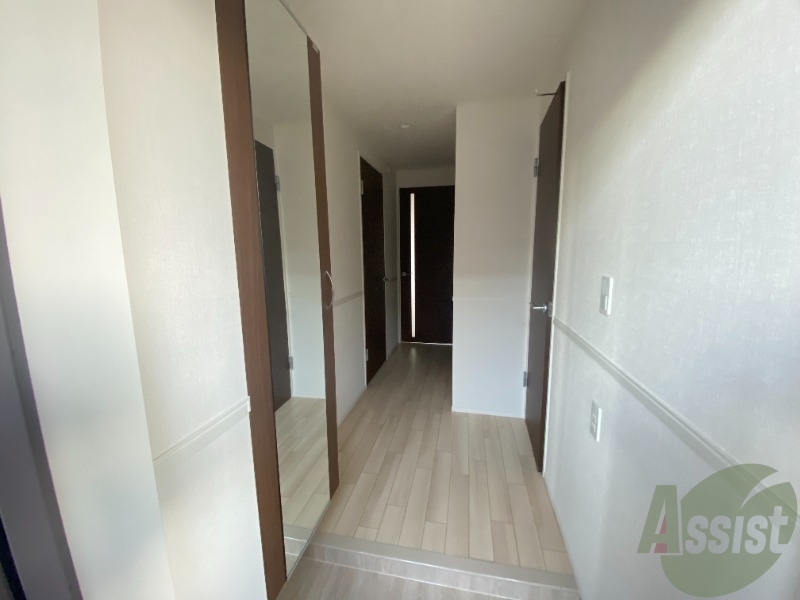 玄関　玄関を入るとまずはシューズボックスがお迎え、階段上が居室です