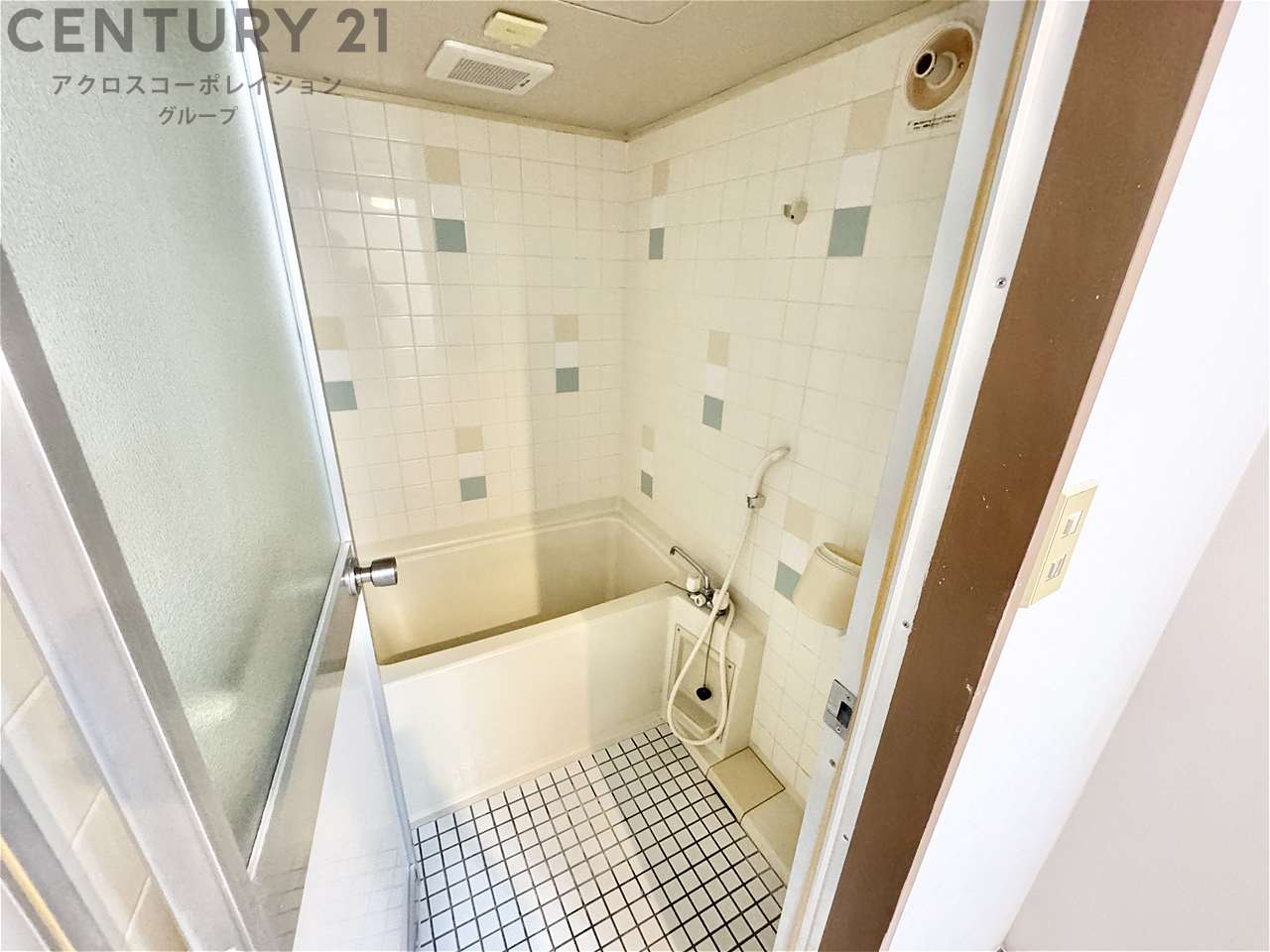 バス・シャワールーム　タイルで掃除しやすいです