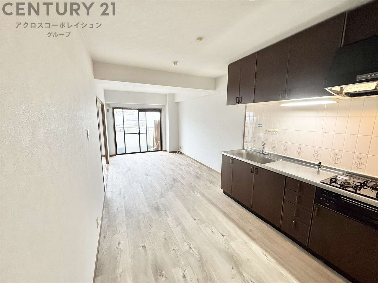 居室・リビング　キッチンと床がきれいです