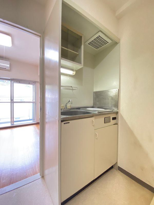 キッチン　掃除のしやすいコンパクトなキッチン。