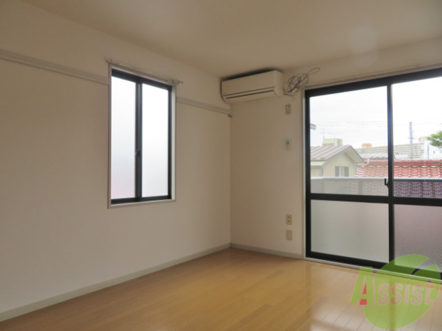 居室・リビング　角のお部屋で窓が二面に窓があり、風通しも良好です。