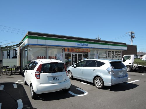 コンビニ　ファミリーマート緑化台店（コンビニ）まで614m