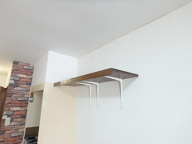 その他　お部屋には棚がついています。