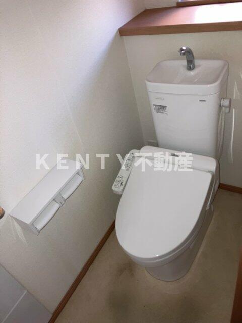 トイレ　落ち着いた色調のトイレです