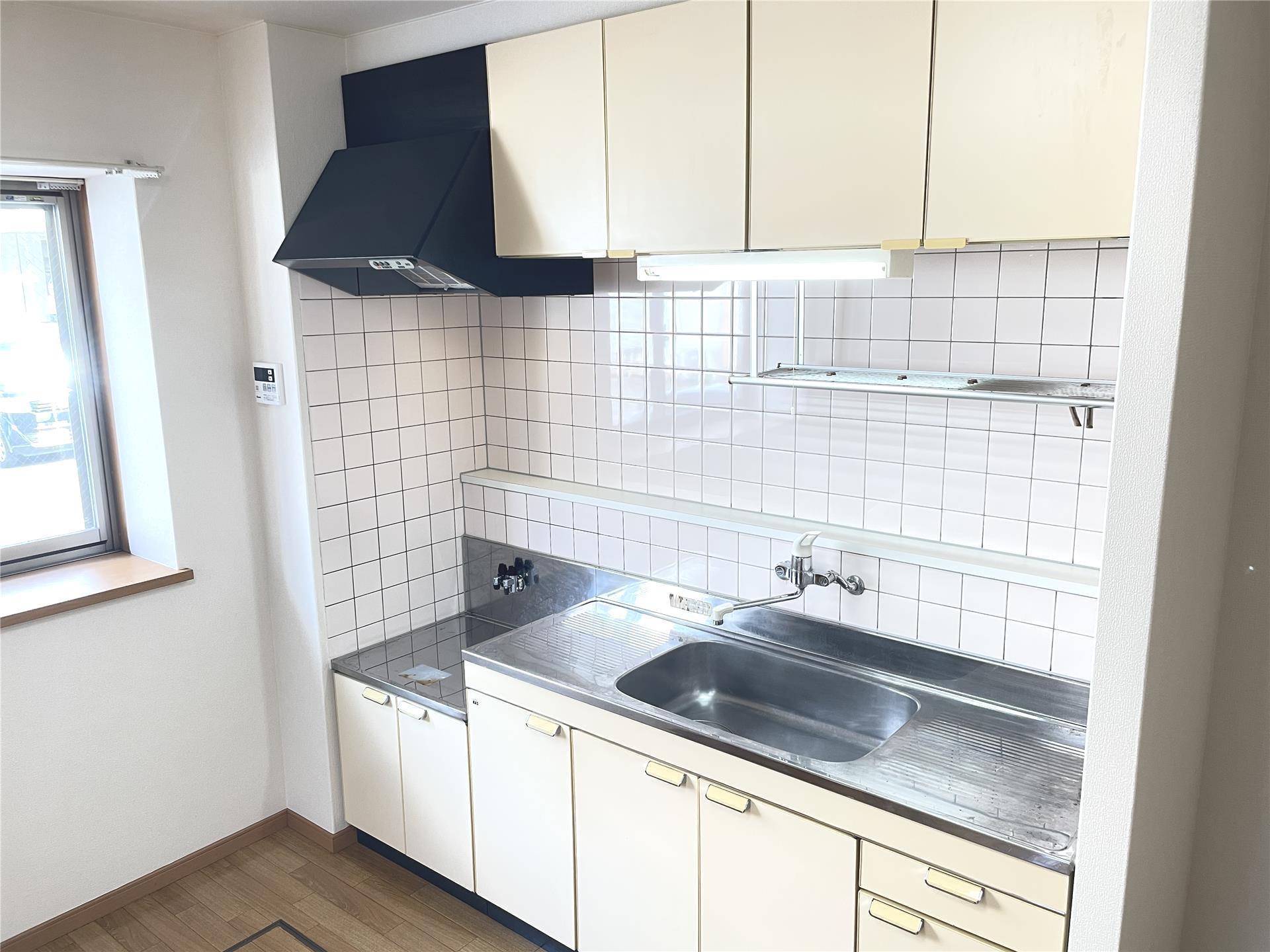 キッチン　広々したキッチンです♪窓もあるので換気もできます☆