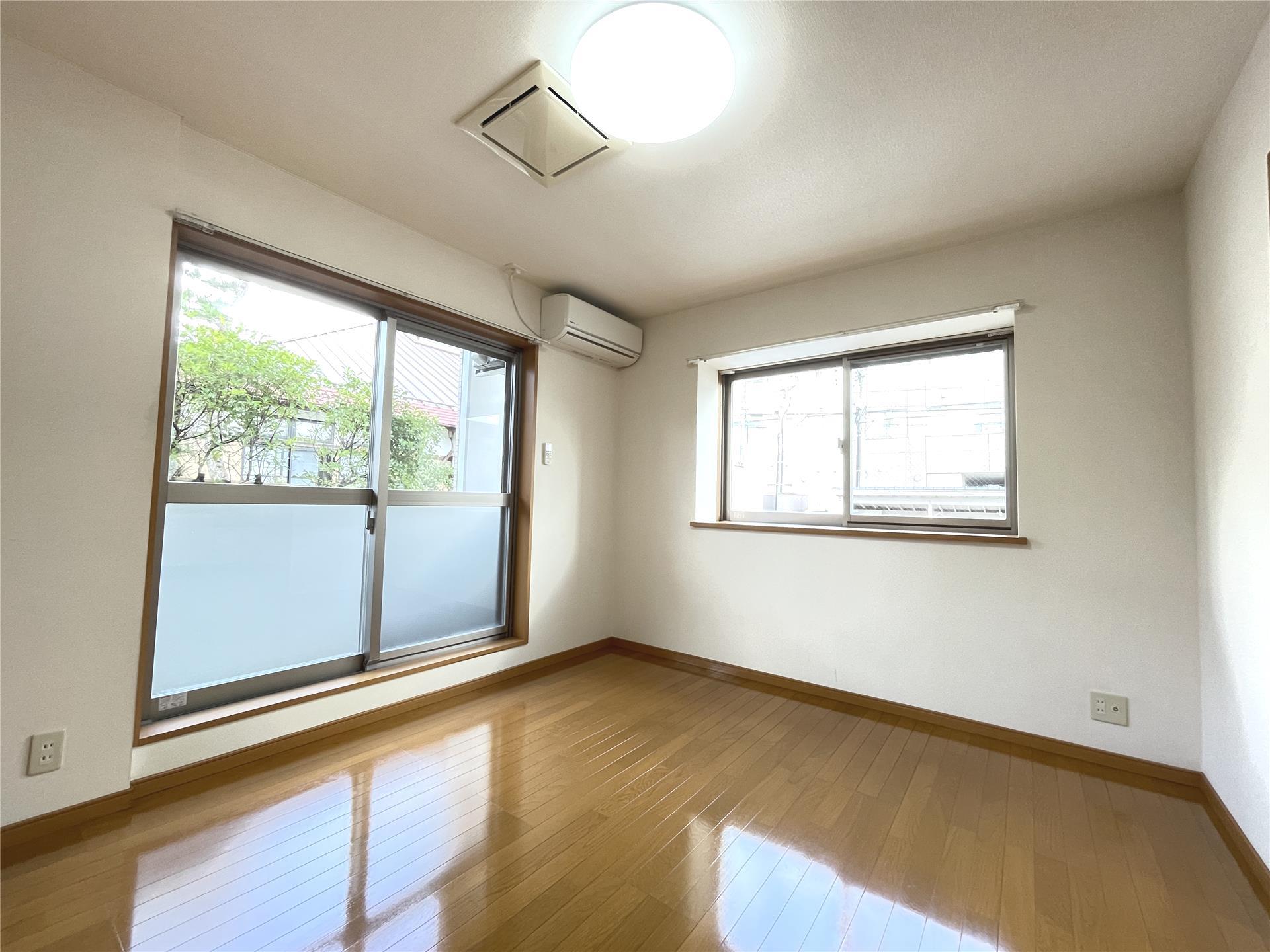 居室・リビング　洋室7.3帖♪2面採光で日当り良好☆エアコン完備！