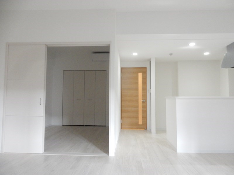 居室・リビング　広い開口から、南向きの採光がよく入るリビング