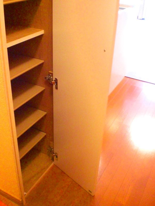 玄関　靴箱は高さを自由に変えられます。