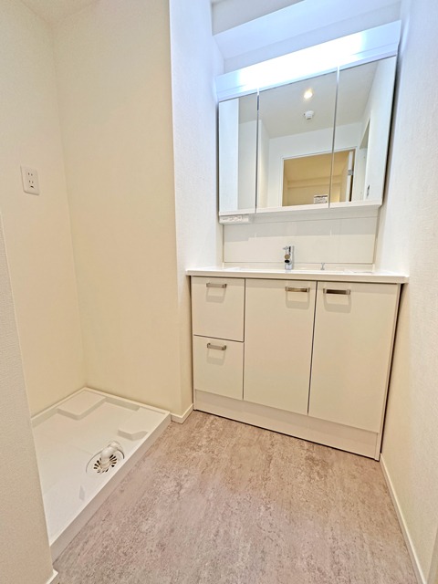 洗面設備　シャワー付三面鏡洗面化粧台※前回募集時撮影