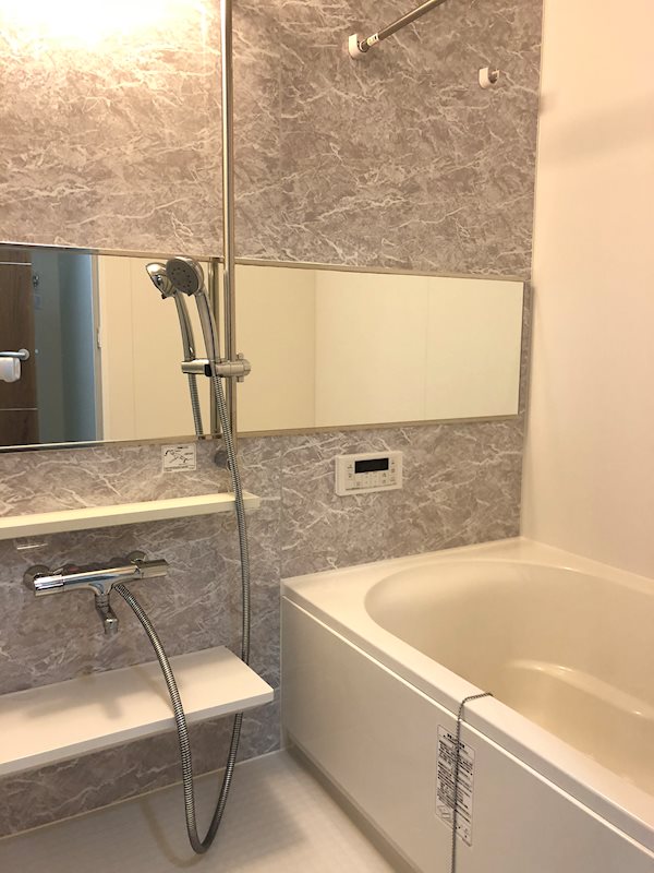 バス・シャワールーム　追い焚き機能、浴室乾燥機能あり。