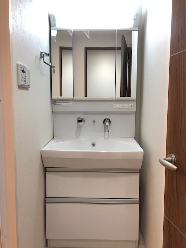 洗面設備　三面鏡付シャンプードレッサー