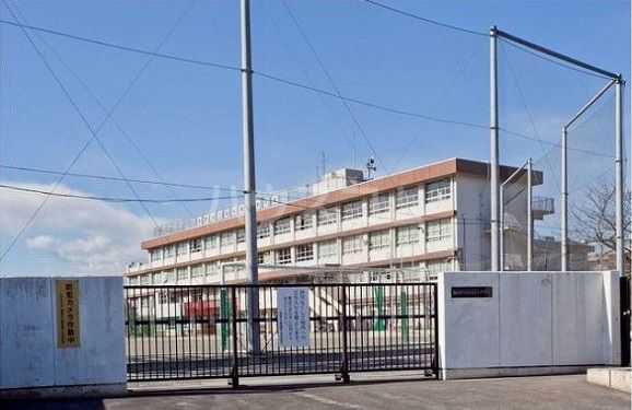 中学校　稲城市立稲城第三中学校（中学校）まで576m