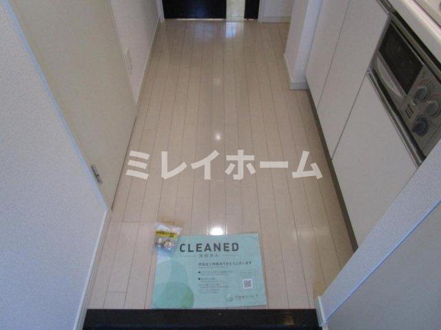 玄関　同建物内、別のお部屋の参考写真になります。