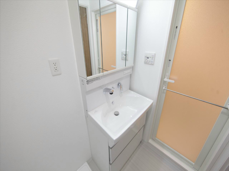 洗面設備　脱衣所　独立洗面台（シャンプードレッサー付）収納スペース有