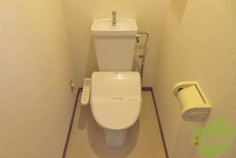 トイレ　トイレは嬉しい温水洗浄付き。これは外せませんよね。