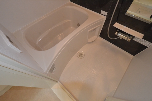 バス・シャワールーム　浴室乾燥・追い炊き機能付き☆