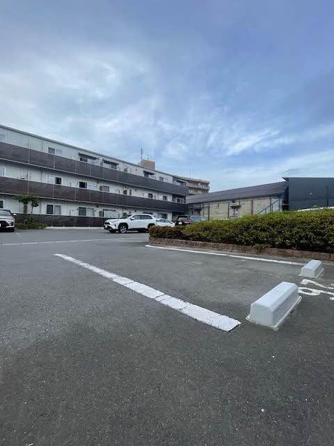 建物外観　駐車場
